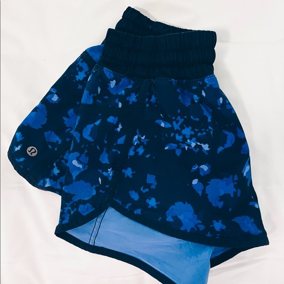 Lululemon Patterned Tracker Shorts 4in - Picture 1 of 3